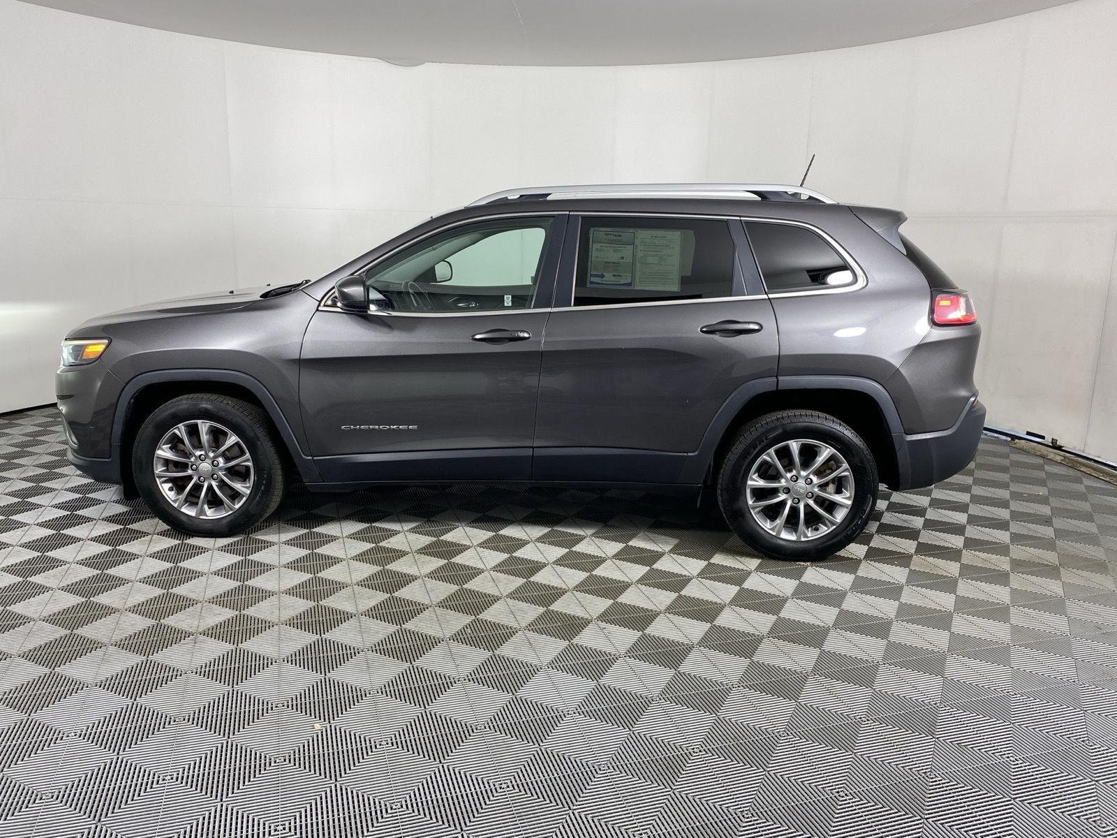 Used 2019 Granite Crystal Metallic Clearcoat Jeep Latitude Plus image 4