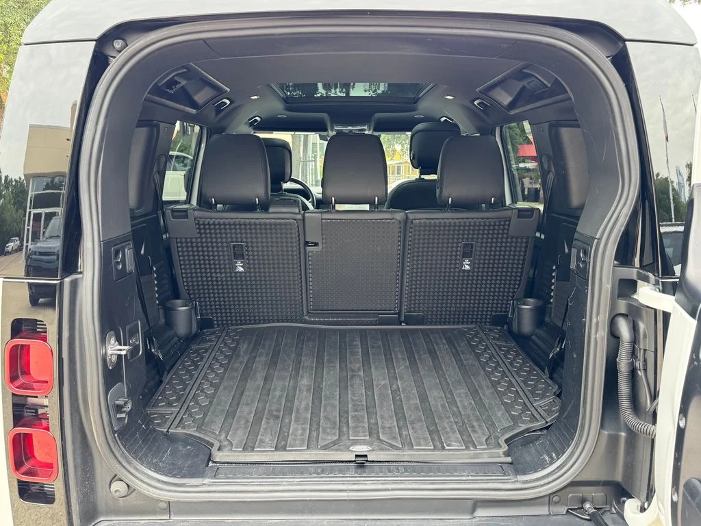 Certified Used 2025 White Land Rover X-Dynamic SE image 8