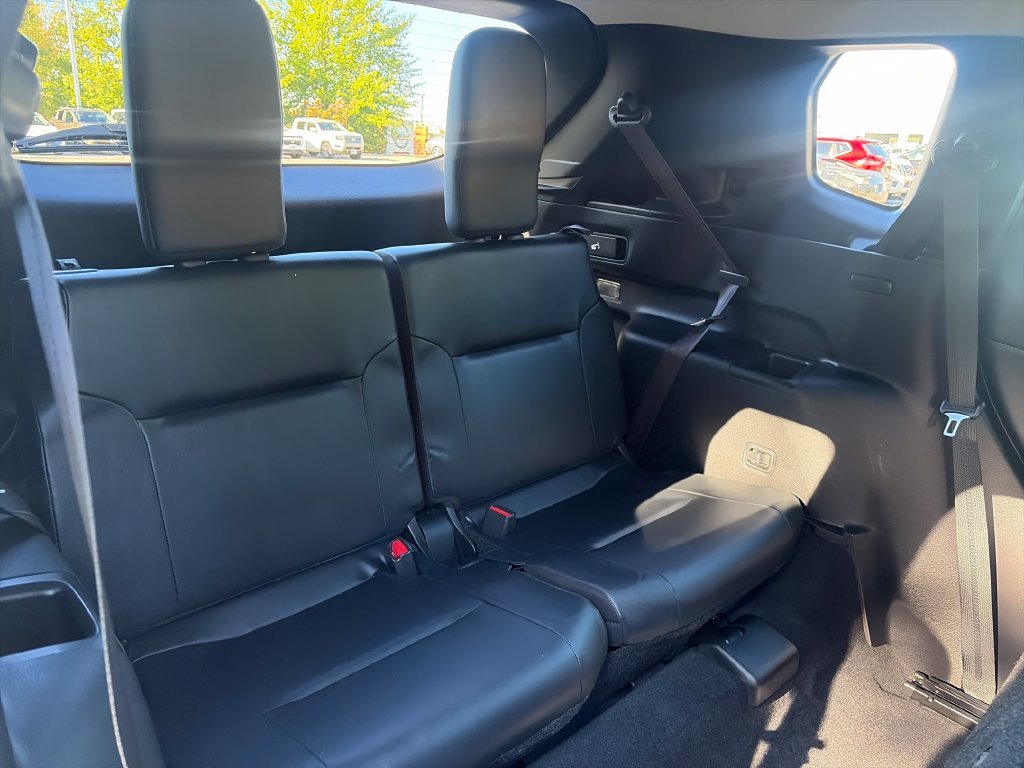 Used 2022 Silver Mitsubishi SE image 40