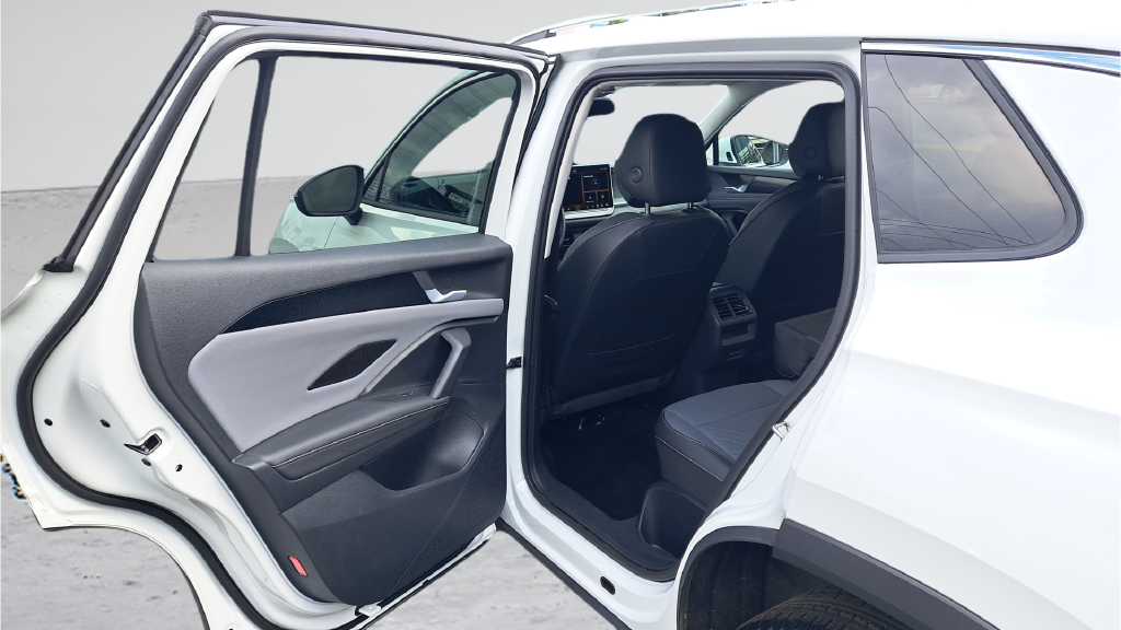 Used 2026 White Volkswagen SE image 11
