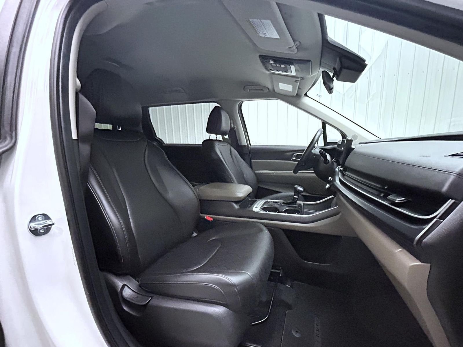 Used 2025 White Kia LXS image 15