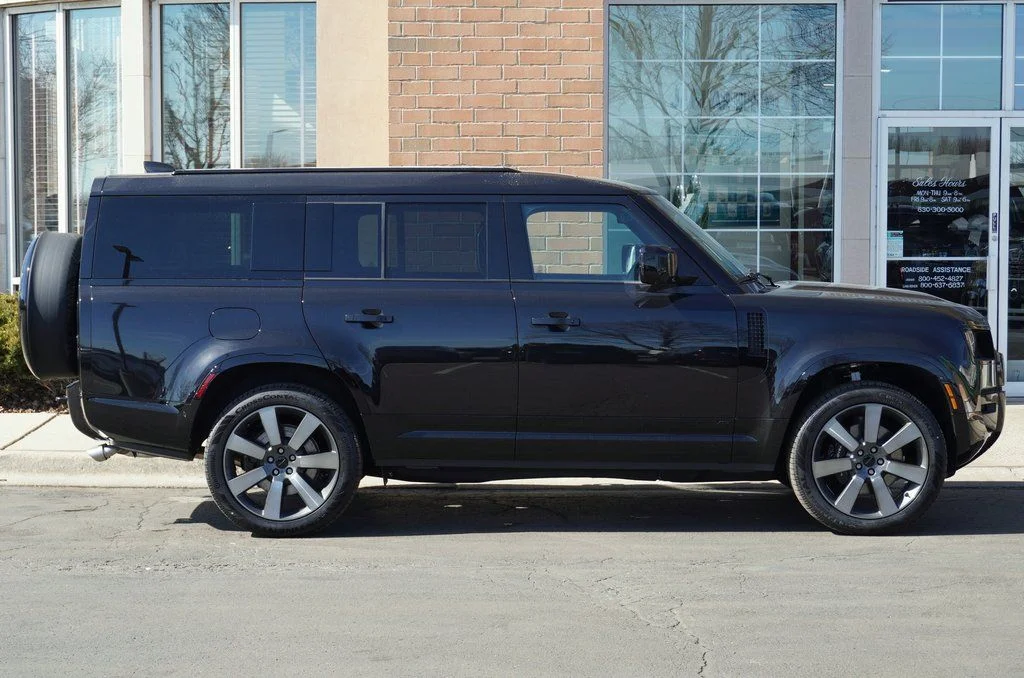 New 2026 Santorini Black Land Rover V8 image 8