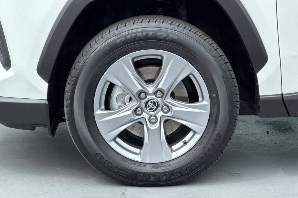 2025 Toyota RAV4 XLE - Photo 26