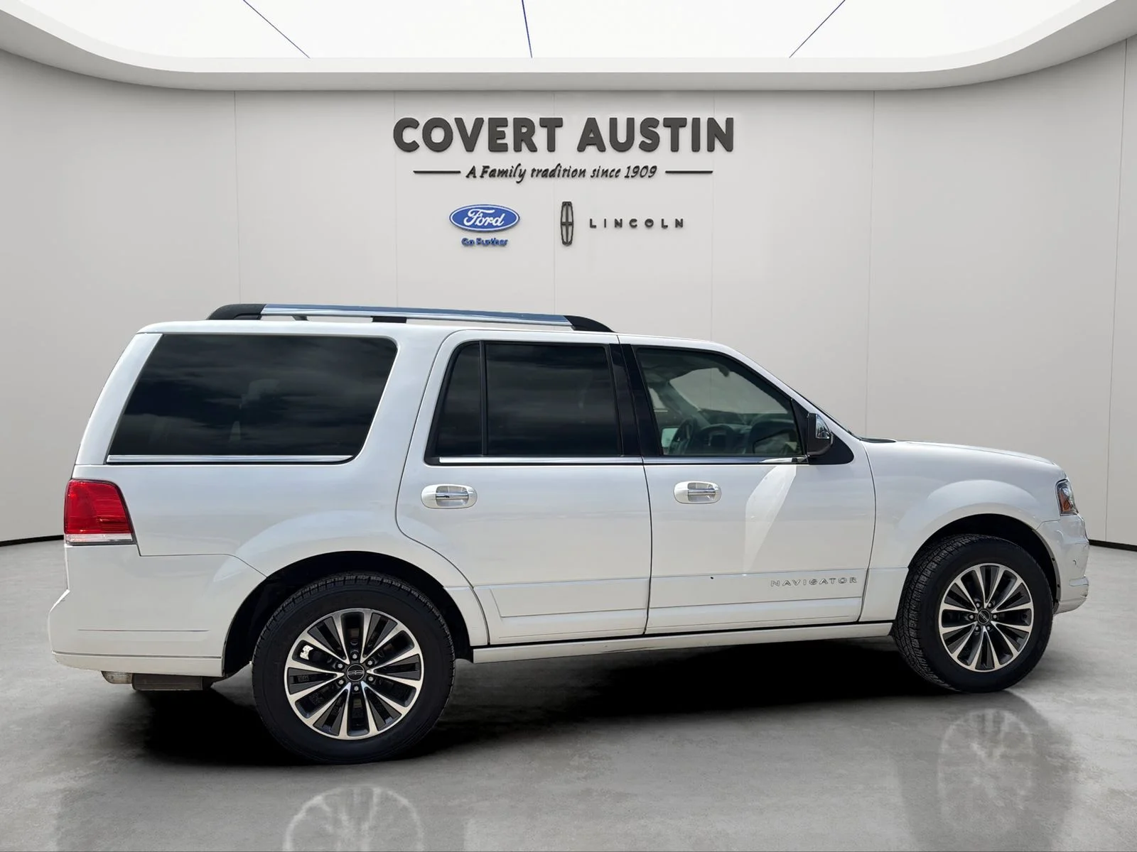 Used 2017 White Lincoln Select image 4