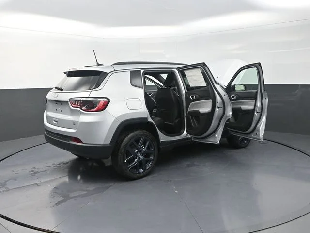 New 2026 Silver Zynith Metallic Clear-Coat Exterior Paint Jeep  image 39