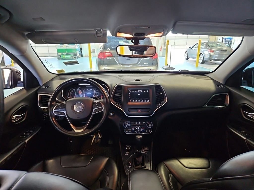 Used 2019 Black Jeep Latitude Plus image 10