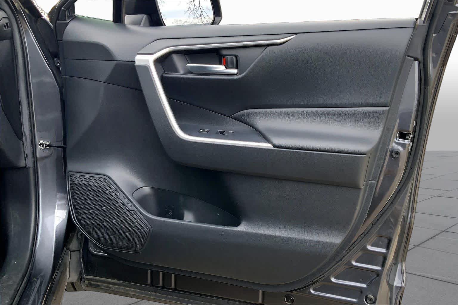 Used 2020 Magnetic Gray Metallic Toyota XLE Premium image 23
