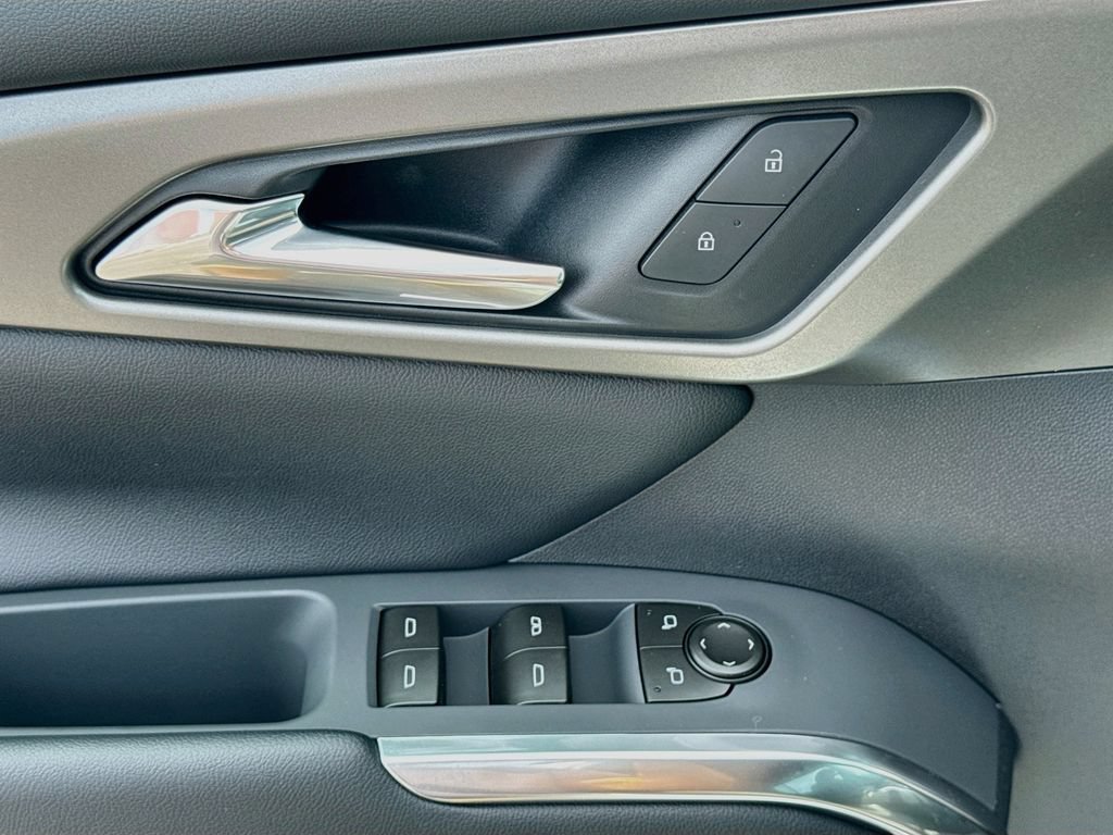 New 2027 Polar White Tricoat Chevrolet LT image 18