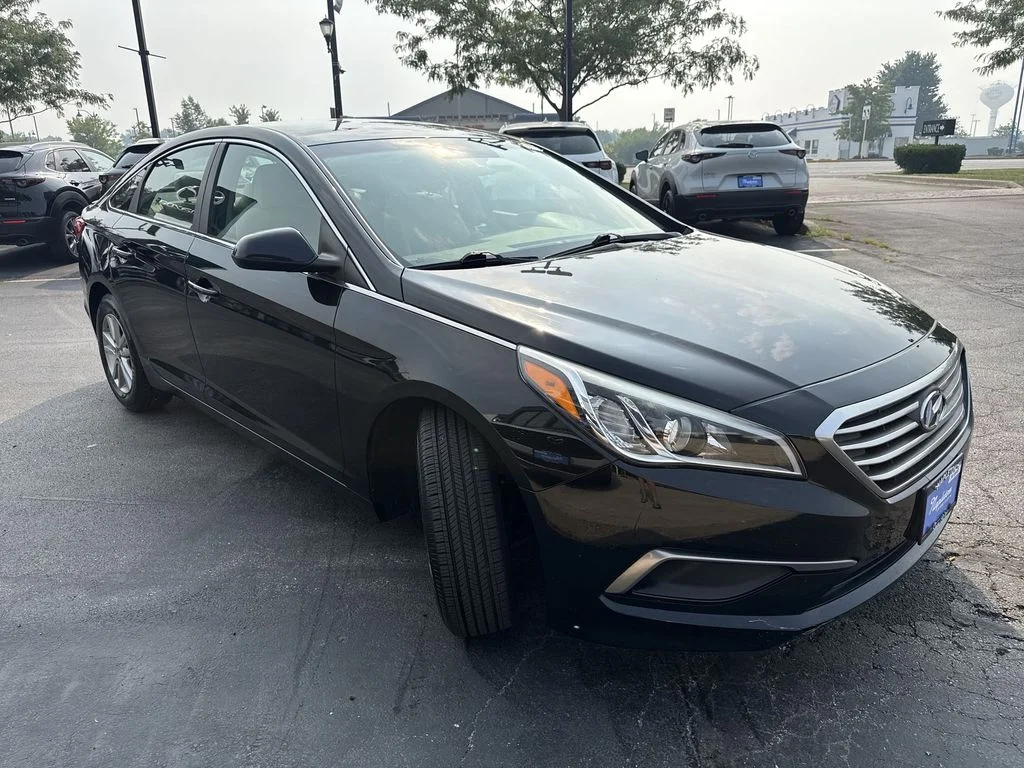 Used 2017 Black Hyundai SE image 5