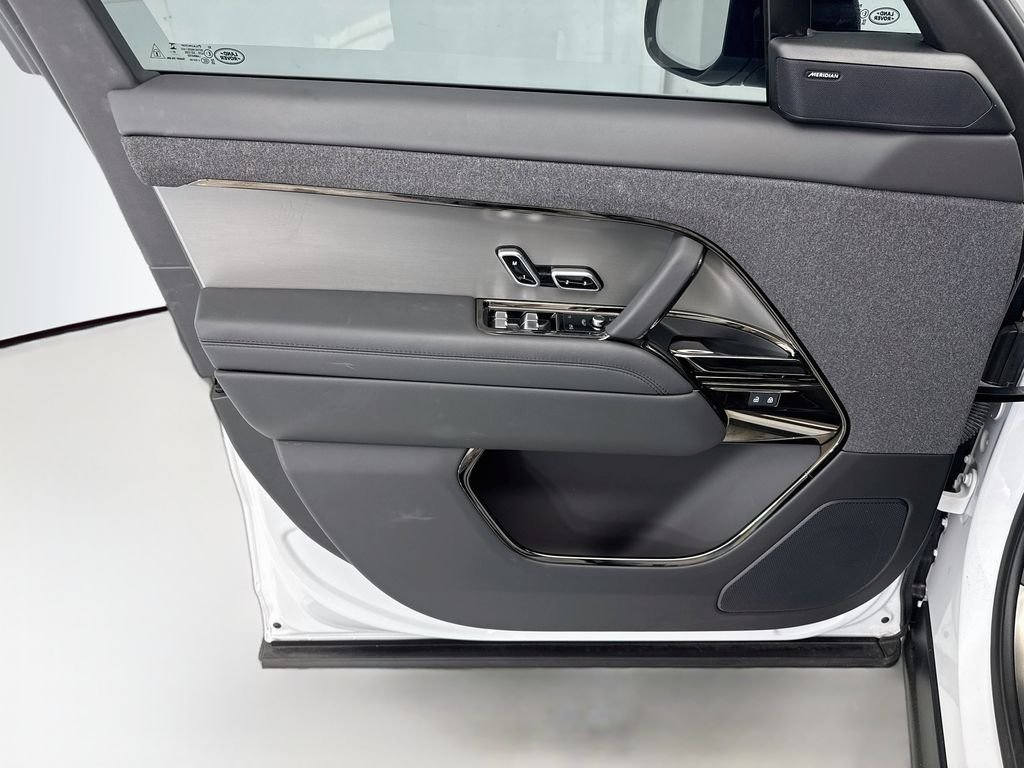 Used 2024 Fuji White Land Rover SE image 22