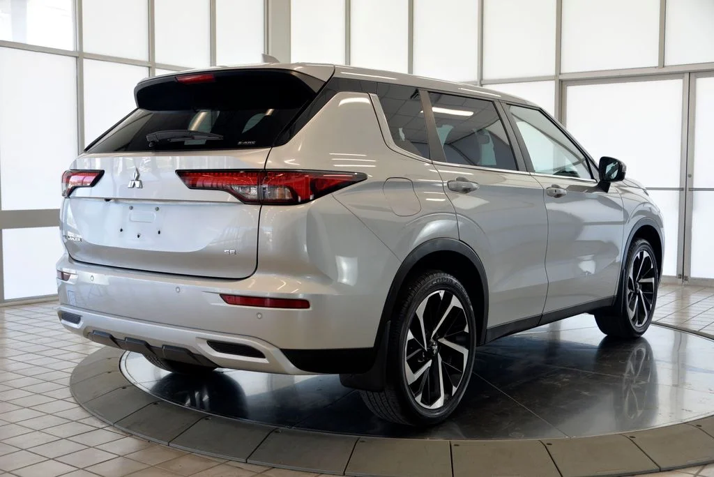 Used 2022  Mitsubishi SE image 9