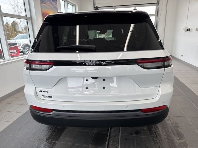 New 2026 Bright White Clear-Coat Exterior Paint Jeep Altitude image 4