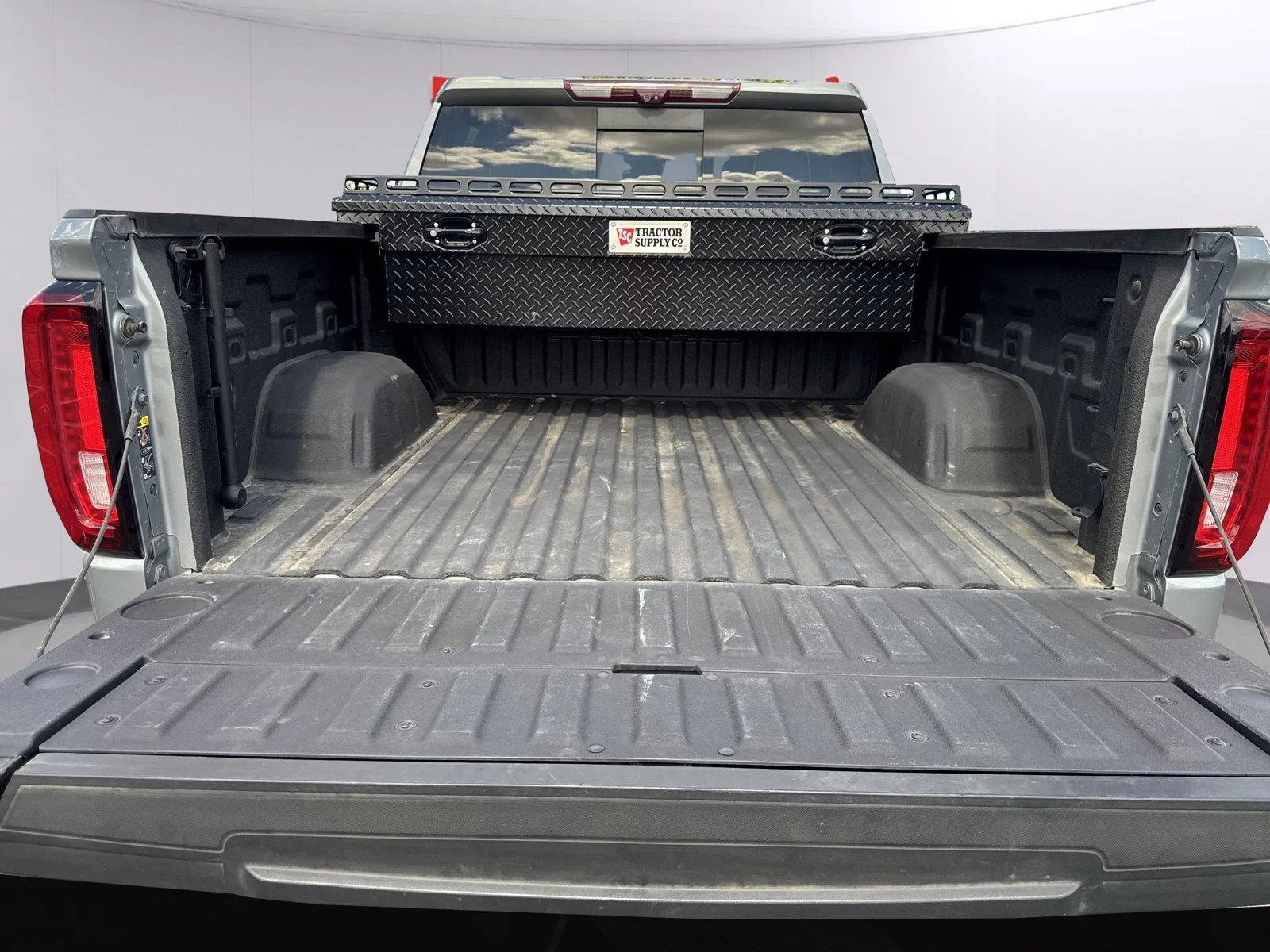 Used 2023 STERLING METALLIC GMC Denali Ultimate image 39