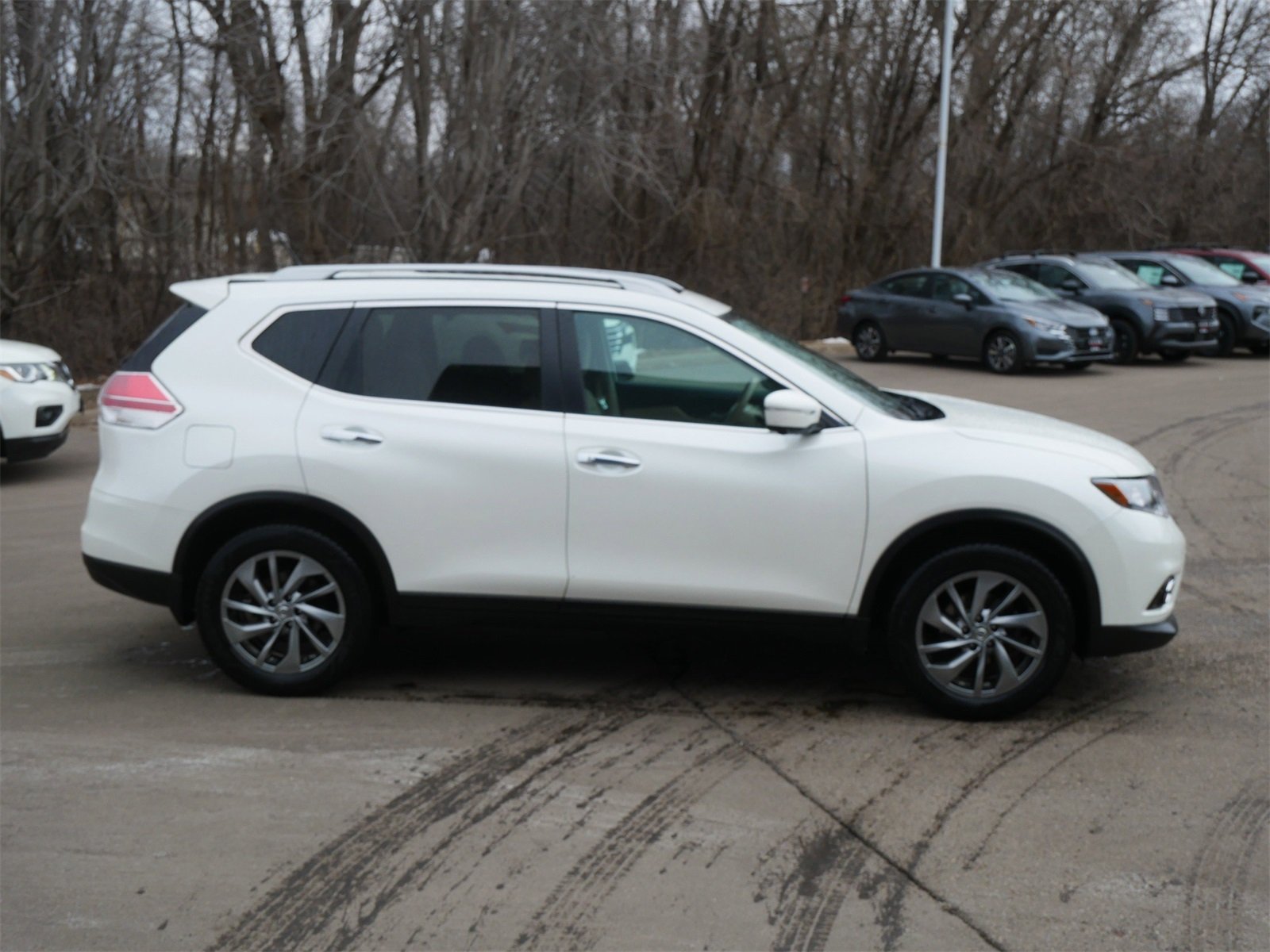 Used 2015 Nissan Rogue SL with VIN 5N1AT2MV8FC850538 for sale in Maplewood, Minnesota
