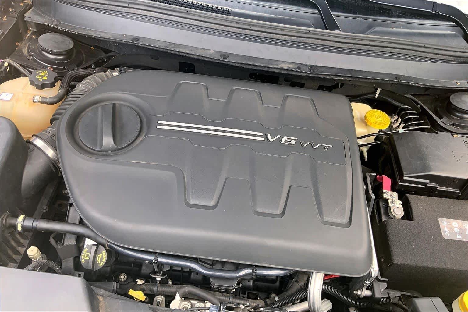 Used 2015 Brilliant Black Crystal Pearlcoat Jeep Latitude image 31