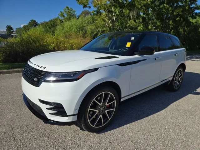 Used 2025 White Land Rover Dynamic SE image 1