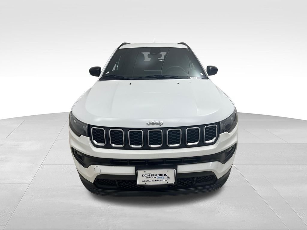 Used 2024 White Jeep Latitude image 8