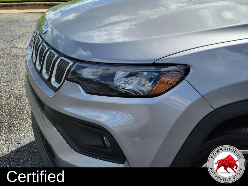 Used 2022 Silver Jeep Latitude image 11