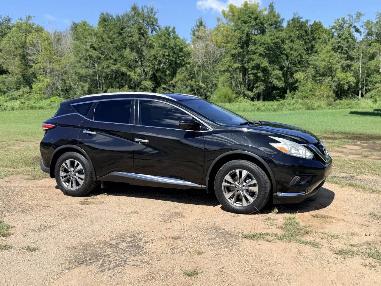 Used 2016 Black Nissan SL 4dr SUV image 8