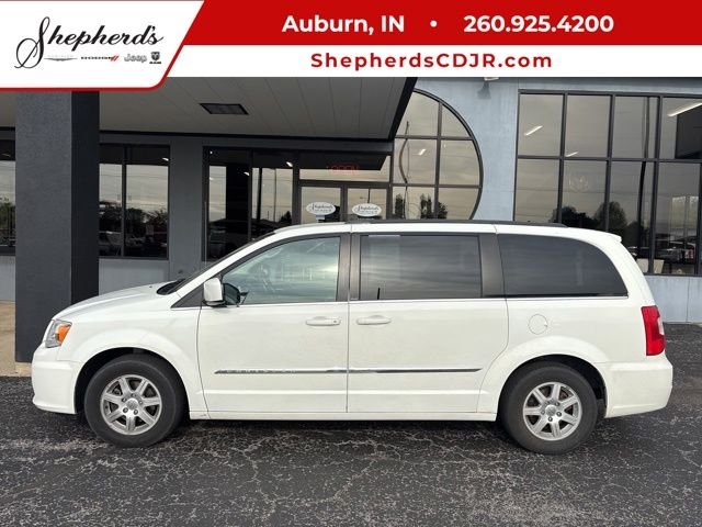 2013 Chrysler Town & Country Touring's photo
