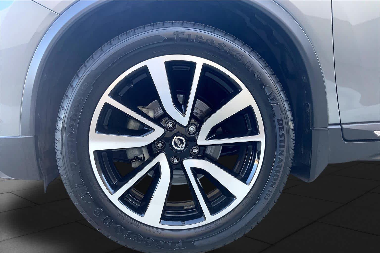 Used 2018 Gun Metallic Nissan SL image 11