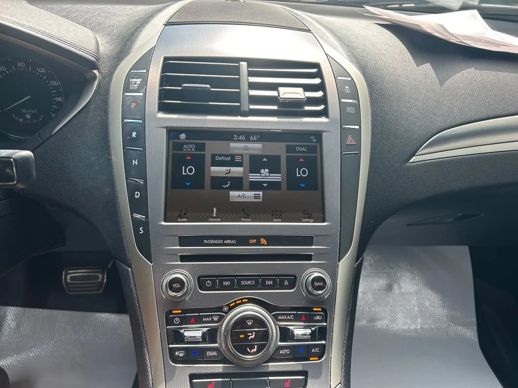 Used 2018  Lincoln Premiere image 18