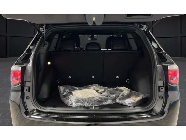 New 2026 Diamond Black Crystal Pearl-Coat Exterior Paint Jeep Latitude image 25