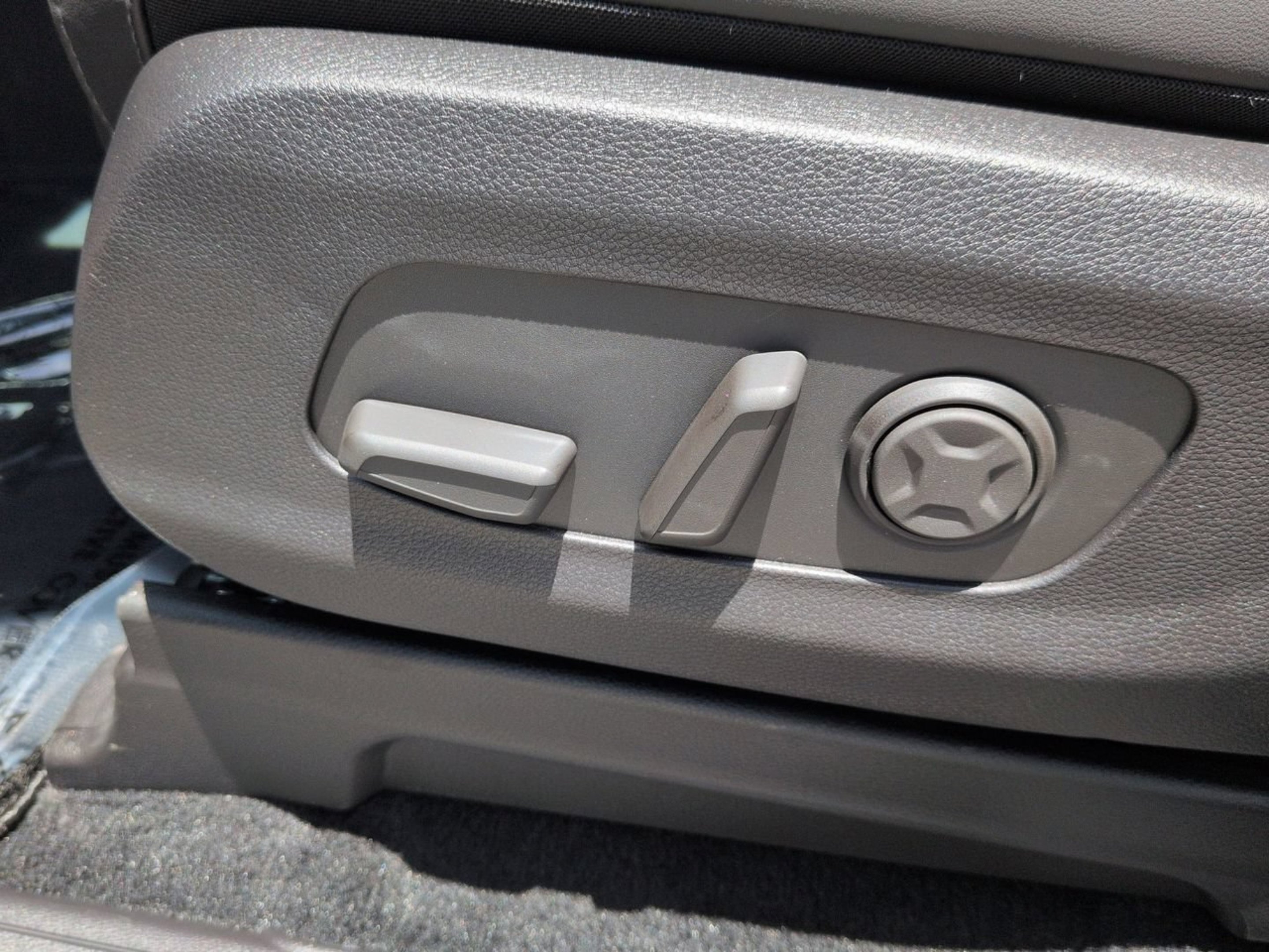 New 2027 Ceramic Silver Kia LXS image 22