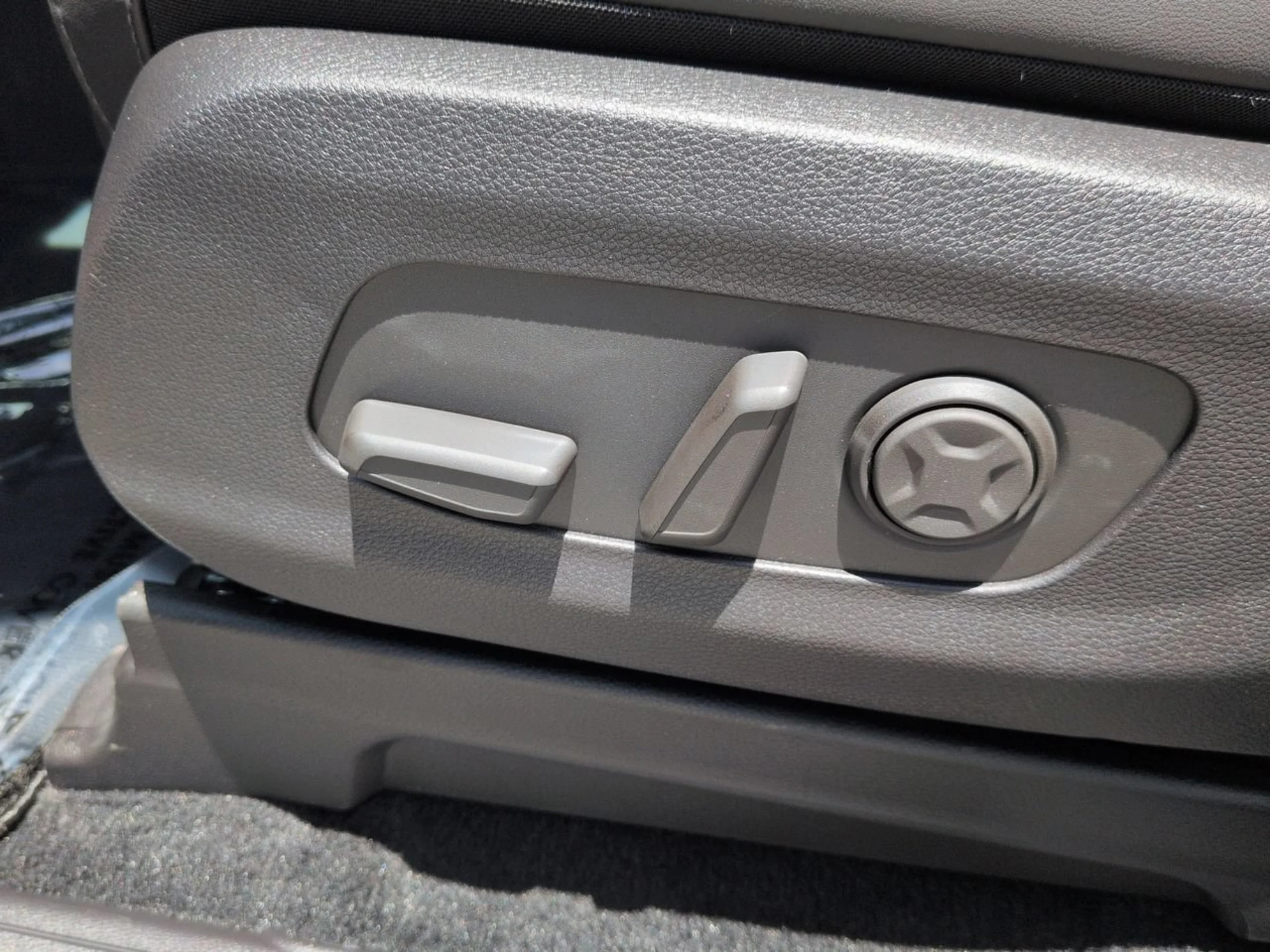 New 2027 Ceramic Silver Kia LXS image 22