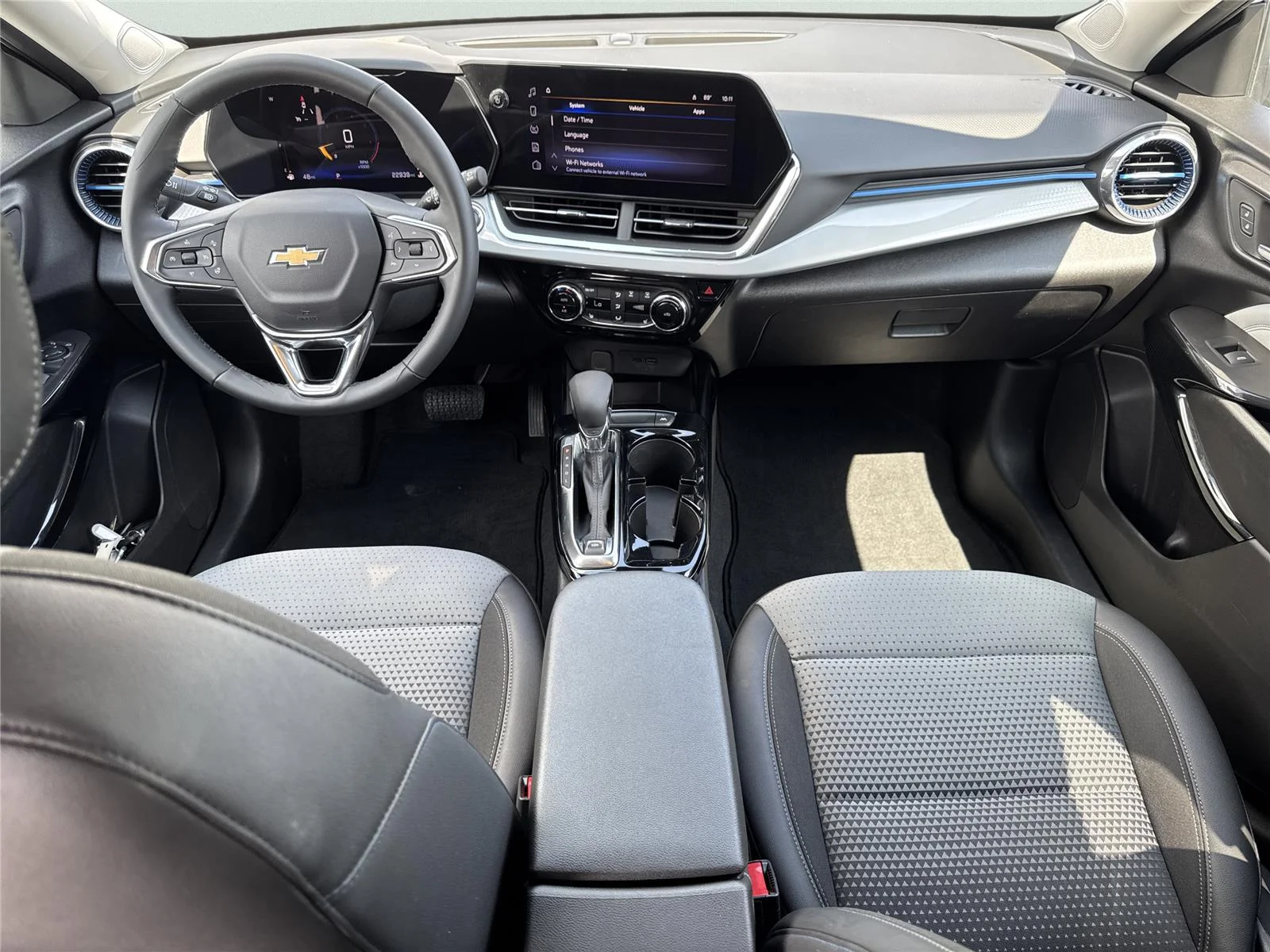 Used 2025 Summit White Chevrolet LT image 13