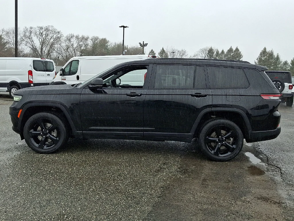 Used 2023 Diamond Black Crystal Pearlcoat Jeep Altitude image 7