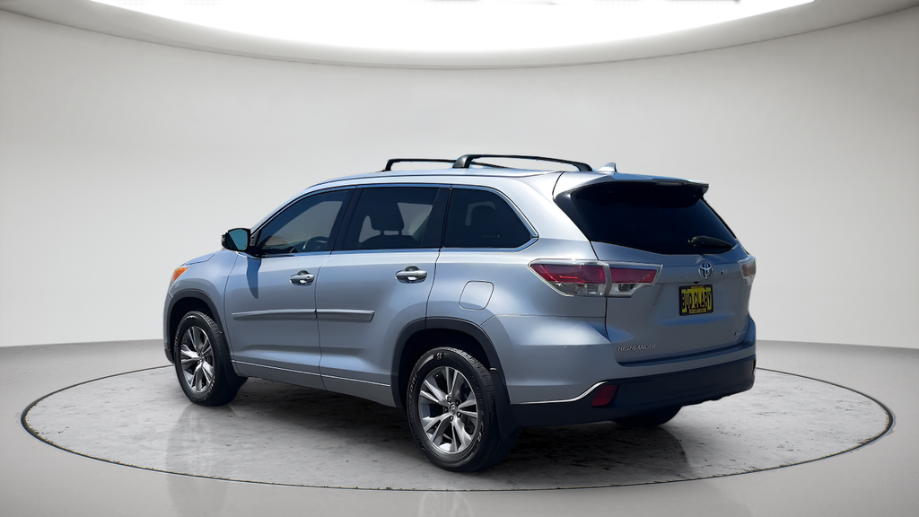 Used 2014 Silver Toyota XLE V6 image 9