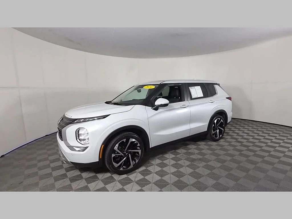 Used 2024 White Mitsubishi SE Black Edition image 56
