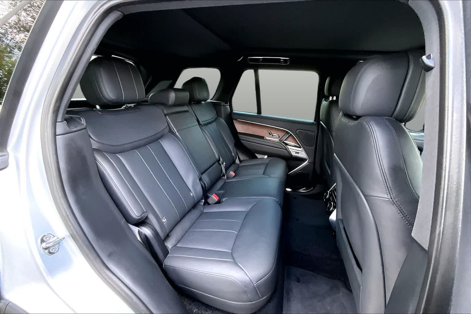 Used 2025 Hakuba Silver Metallic Land Rover SE image 35