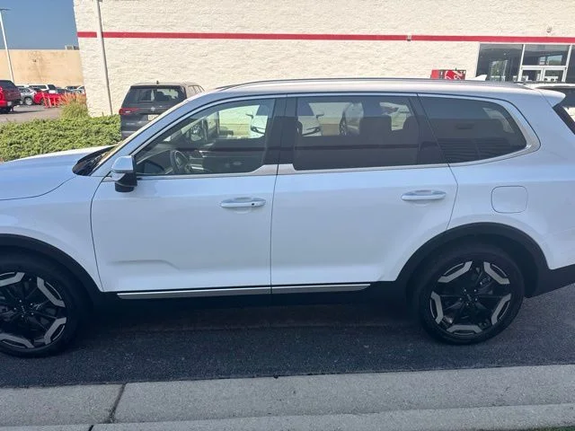 Used 2025 White Kia S image 4