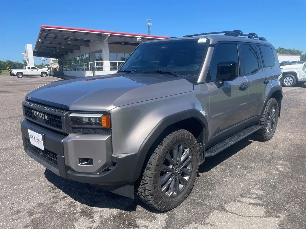 Used 2025  Toyota Base image 3