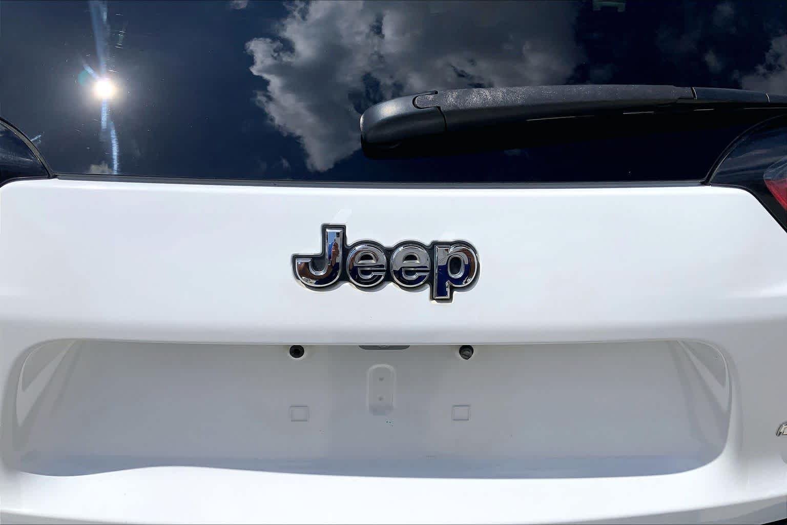 Used 2019 Bright White Clearcoat Jeep Latitude Plus image 33