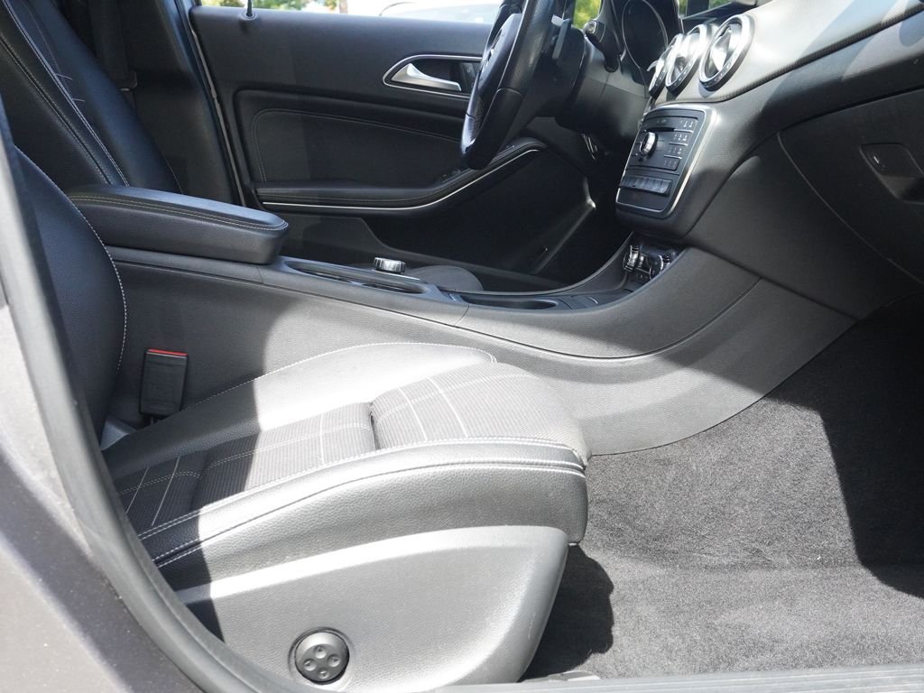 Used 2017 Gray Mercedes-Benz GLA 250 image 27