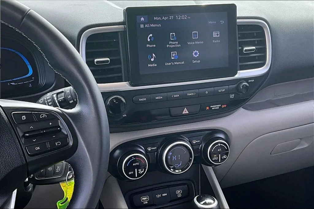 Used 2023 Green Hyundai SEL image 11