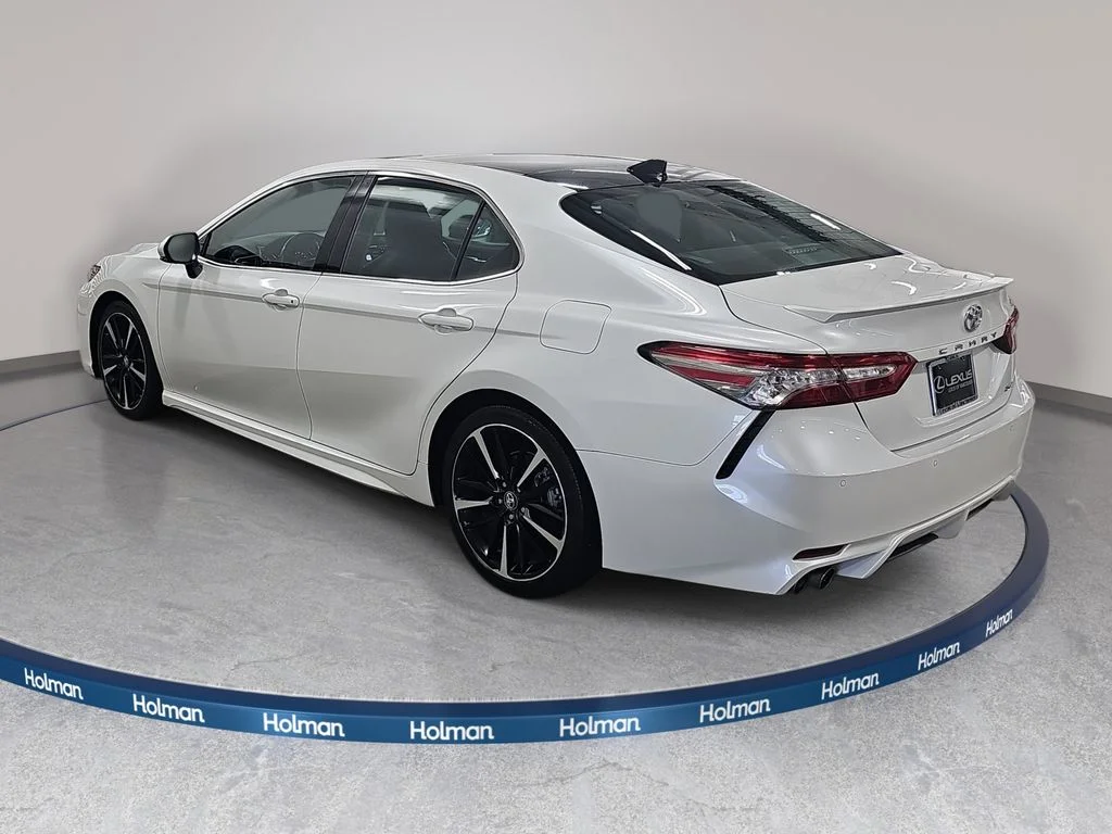 Used 2018 Beige Toyota XSE V6 image 9