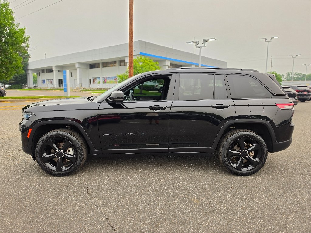 Used 2024 Diamond Black Crystal Pearl Coat Jeep Limited image 19