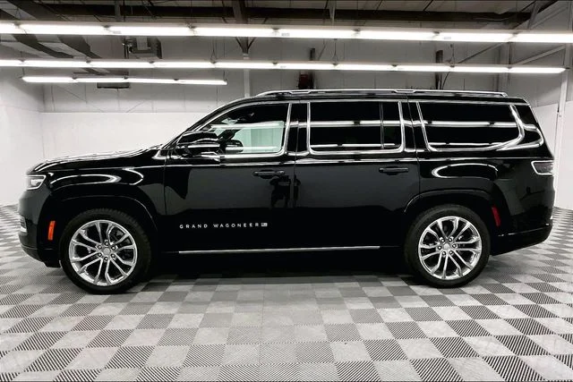 Used 2023 Diamond Black Crystal Pearlcoat Jeep Series II image 13