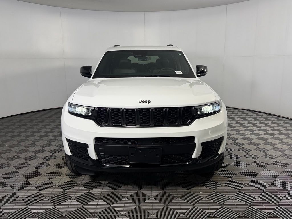 Used 2025 White Jeep Altitude image 3