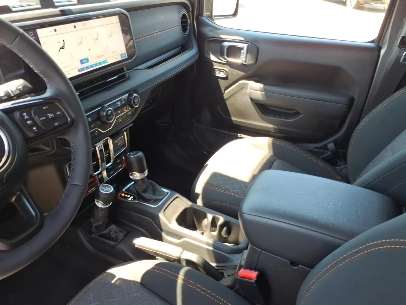 Used 2025 Granite Crystal Metallic Clearcoat Jeep Mojave image 23