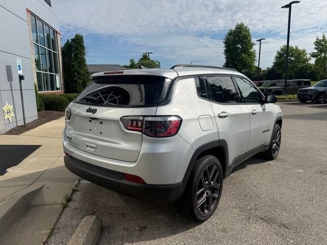 New 2026 Silver Zynith Metallic Clear-Coat Exterior Paint Jeep Latitude image 7