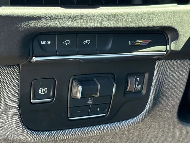 Used 2025 Green Cadillac V-Series image 25