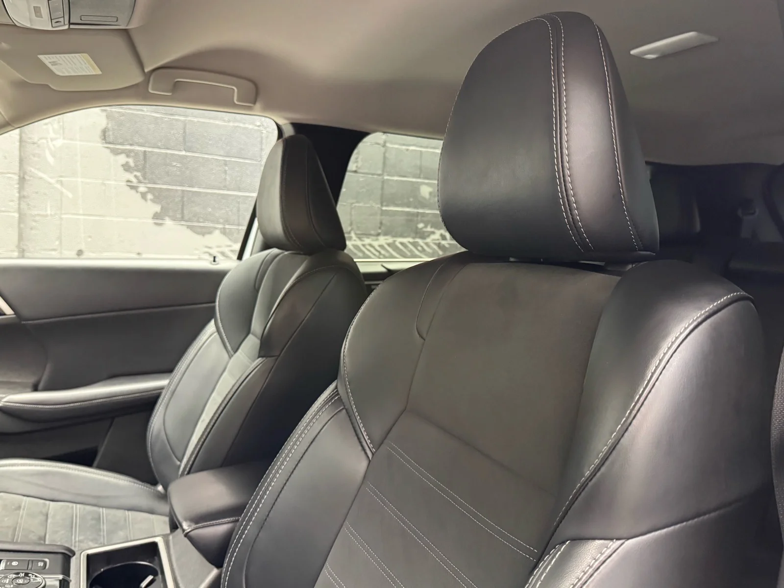 Used 2024 White Diamond (w85) Mitsubishi SE image 10