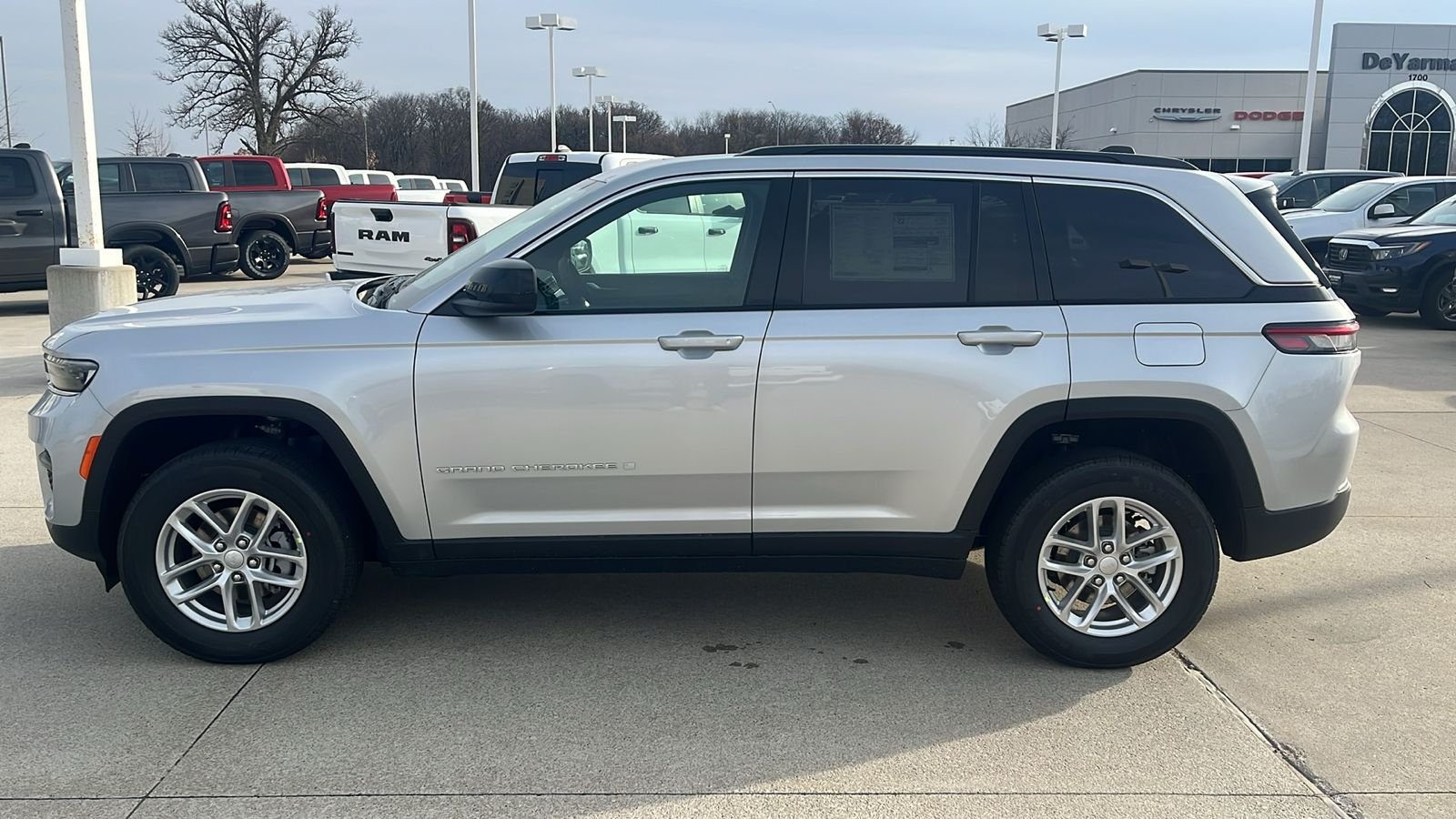New 2026 Silver Zynith Exterior Paint Jeep Laredo X image 5