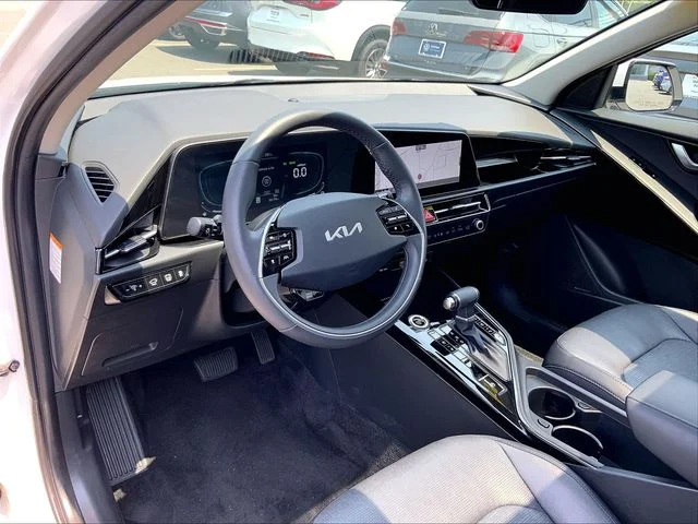 Used 2023 White Kia SX image 4
