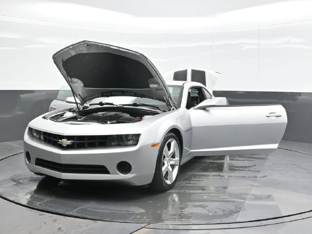 Used 2011 Silver Chevrolet 1LS image 30